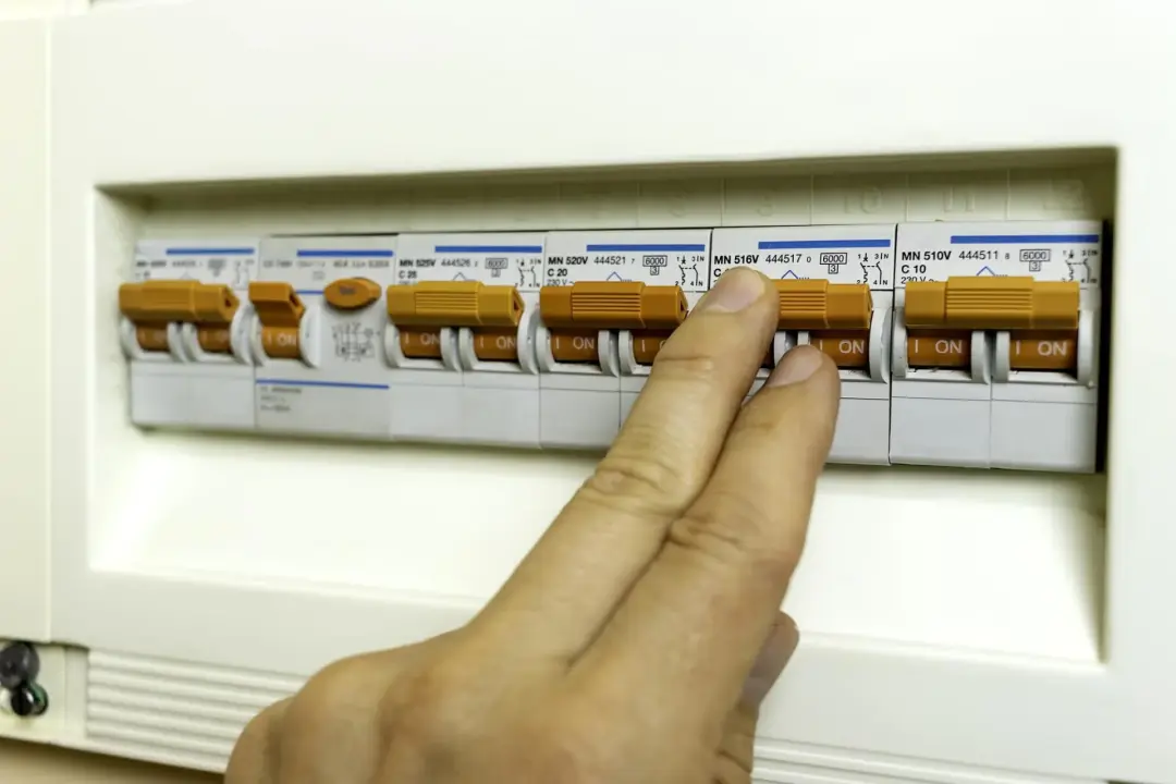 Fuse box replacement without rewiring